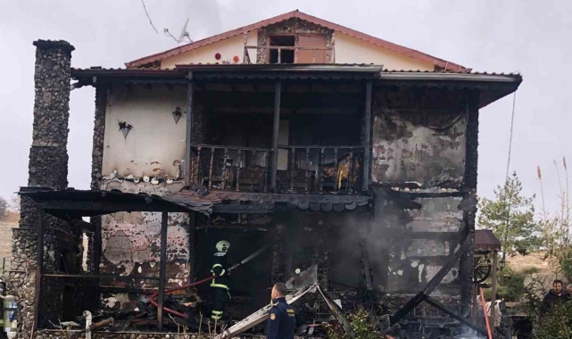 Kırıkkale'de korkutan yangın: Alevler tüpü patlattı, iki katlı ev küle döndü