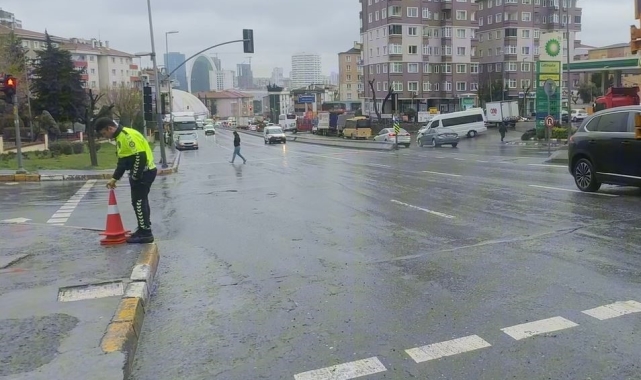Kırmızı ışık ihlali yapan araç öğrencilere çarptı