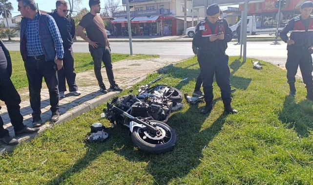 Kırmızı ışık ihlali yapan motosiklet kamyonetle çarpıştı: 1'i ağır, 2 yaralı