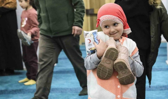 Kızılay Gönüllüleri'nin ayakkabılara bıraktığı hediyeler çocukların yüzünü güldürdü