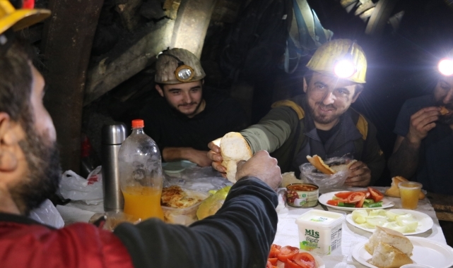 Kömür kentinin maden işçileri yerin metrelerce altında ilk sahurlarını yaptı
