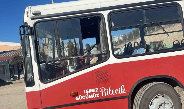 Kontak kapatan minibüsçüler belediyenin otobüsünü taşladı