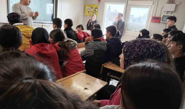 Konteyner sınıflarda kalan öğrencilere yazarlık mesleği anlatıldı