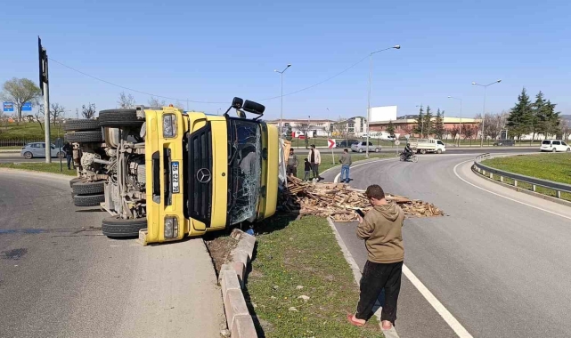 Kontrolden çıkan kamyon devrildi, sürücüsü yaralandı
