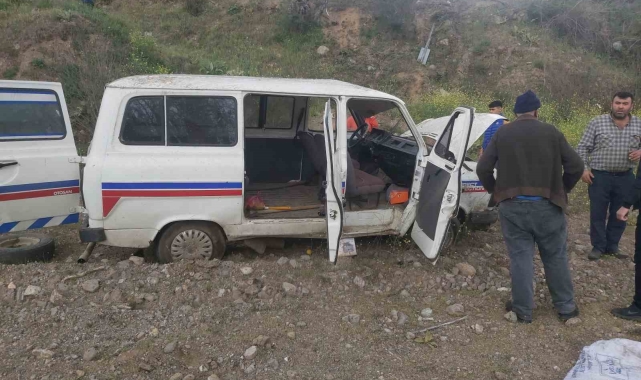 Kontrolden çıkan minibüs şarampole yuvarlandı