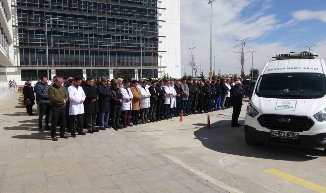 Konya'da balkondan düşerek hayatını kaybeden profesör son yolculuğuna uğurlandı