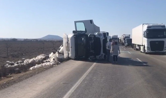 Konya'da devrilen tırın sürücüsü yaralandı