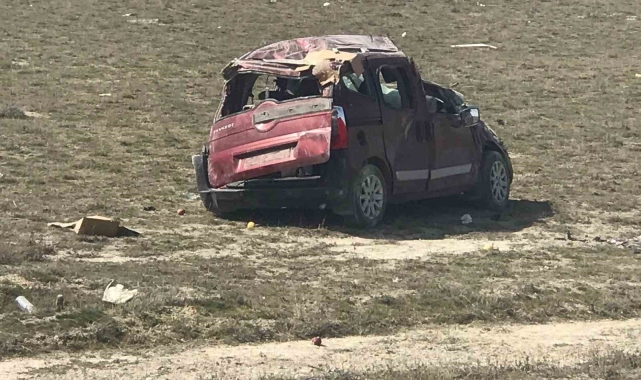 Konya'da hafif ticari araç takla attı: 5 yaralı