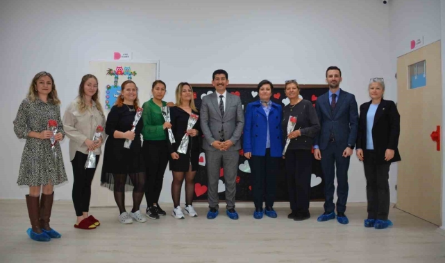 Köyceğiz'de kadın öğretmenlere karanfil takdiminde bulunuldu