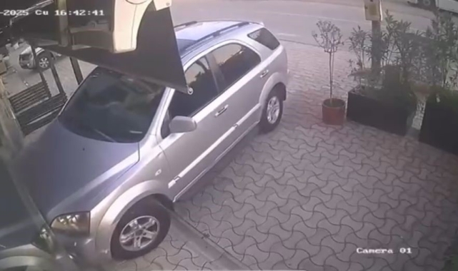 Kuaförlük yapan kiracısının dükkanına otomobille daldı...