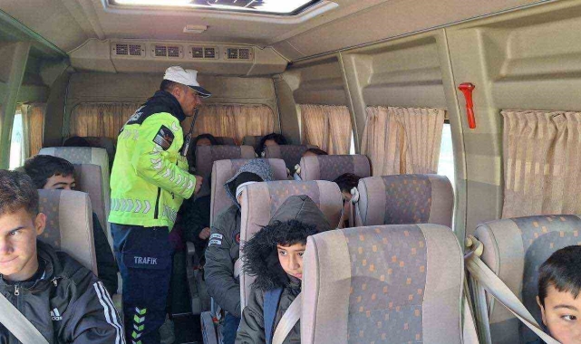 Kula'da Jandarma trafik timlerinden öğrencilere ve servis şoförlerine trafik eğitimi