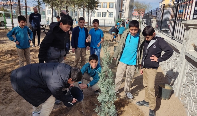 Kulu'da öğrenciler fidan dikti