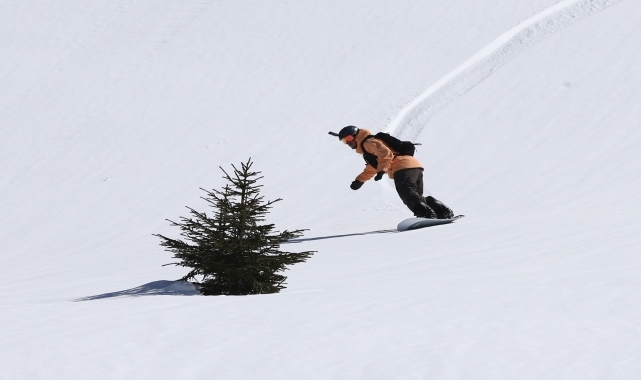 Kümbet Yaylası'nın karlı yamaçlarında snowboard etkinliği yapıldı
