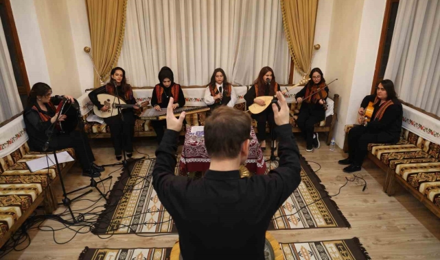 Kürsübaşı'na kadın eli değdi, izleyenler hayran kaldı
