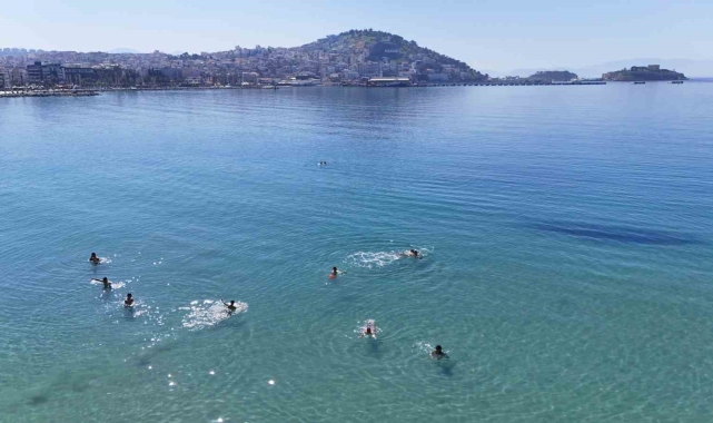 Kuşadası'nda sıcaklık 29 dereceyi bulunca plajlar doldu, taştı