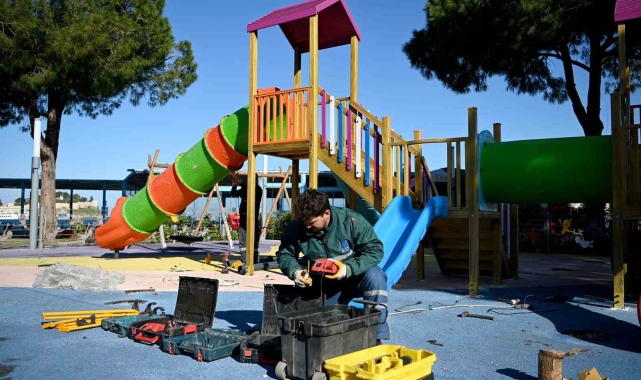 Kuşadası'nın parkları baharla birlikte yenileniyor