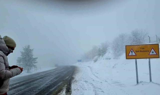 Kütahya Domaniç'te kar ve buzlanma trafiği aksatıyor