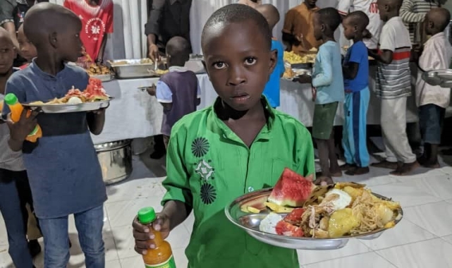 Kütahya Linyit Ortaokulu'ndan Tanzanya'daki yetimlere iftar