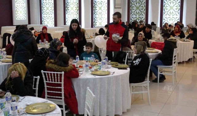 Kütahya Vakıflar Bölge Müdürlüğü'nden yetim çocuklara bayramlık desteği
