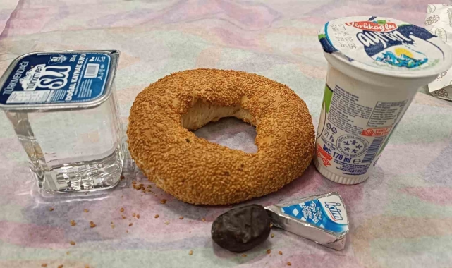 Kütahya'da hurma, su, ayran, peynir ve simitle iftar