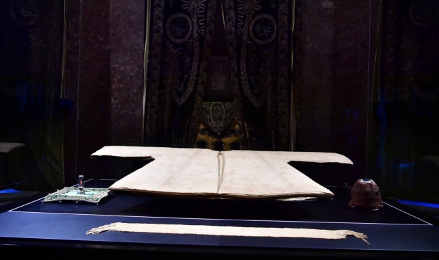 Kutsal emanetlerden Hırka-i Şerif ziyarete açıldı