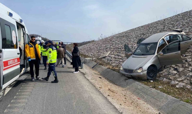 Kuzey Marmara'da kazaya karışan otomobil istinat duvarına çıktı