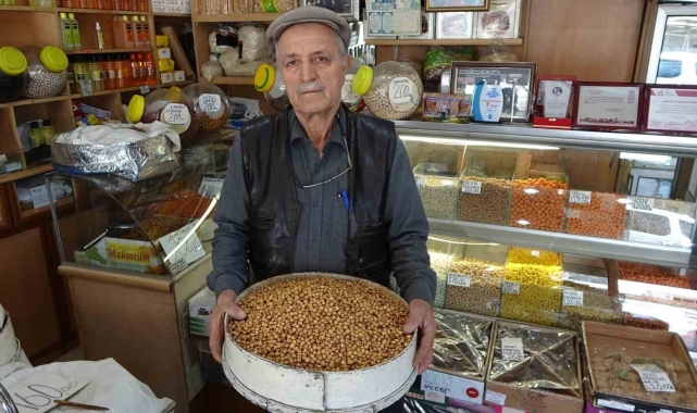 Leblebiye adanmış bir ömür: 66 yıldır babasından öğrendiği yöntemle kavuruyor