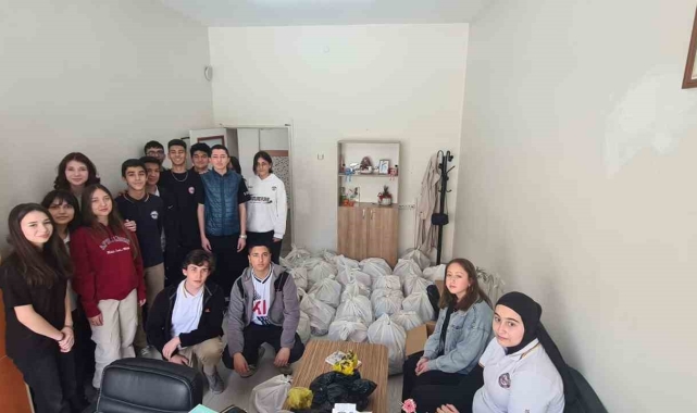 Lise öğrencilerinden örnek davranış