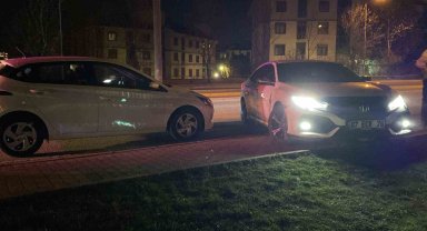 Maddi hasarla atlatılan kaza sonrası sürücüler arasında tartışma çıktı