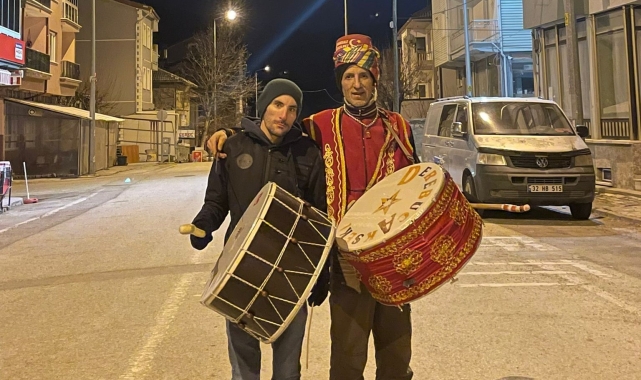 Mahalle sakinlerini 39 yıldır manileriyle sahura kaldırıyor