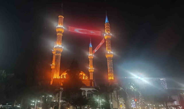 Mahya geleneği Saruhanbey Camiinde yaşatılıyor