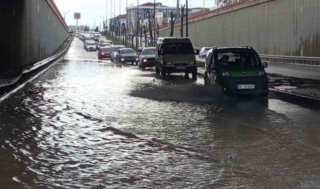 Malatya'da sağanak etkili oluyor: Yollar göle döndü