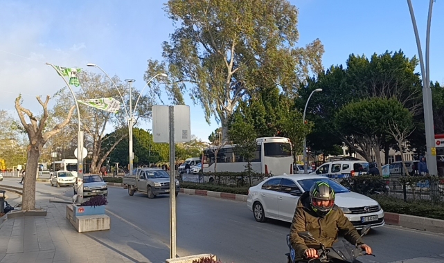 Manavgat'ta bayraklar aydınlatma direğini devirdi, araçlar zarar gördü