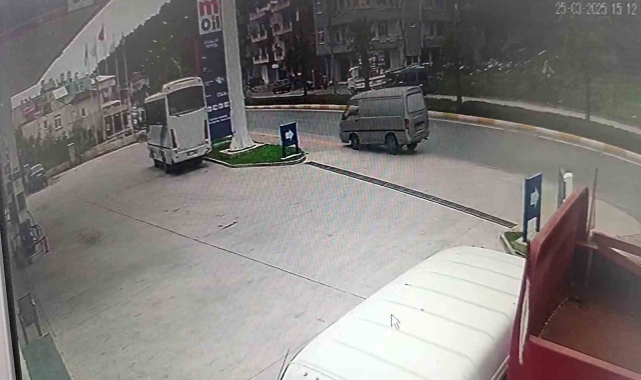 Manavgat'ta kamyonet palmiyeye çarptı: 1 yaralı