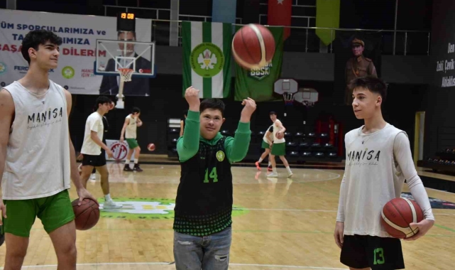 Manisa BBSK U18 Takımı, down sendromlu bireylerle bir araya geldi