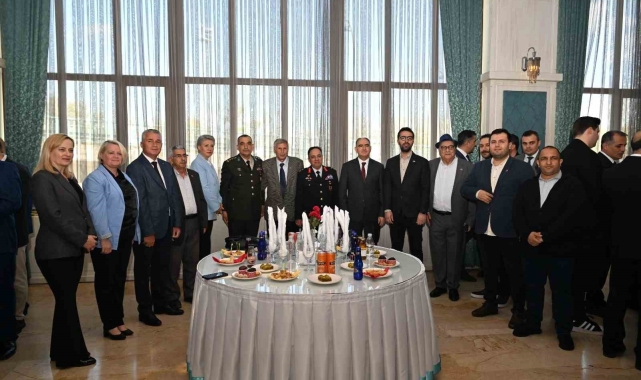 Manisa protokolü bayramlaştı