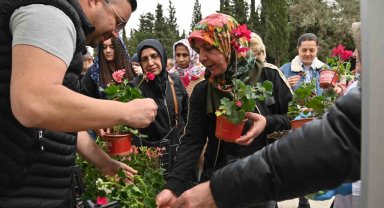 Manisa'da Arife günü mezarlıklarda çiçek dağıtımı yapıldı