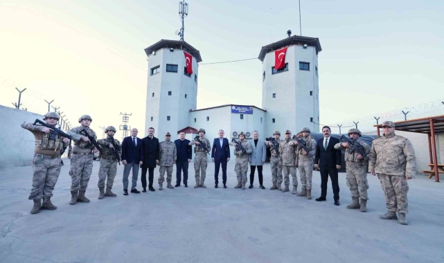 Mardin Valisi üs bölgesinde jandarma ve komandolarla iftar yaptı