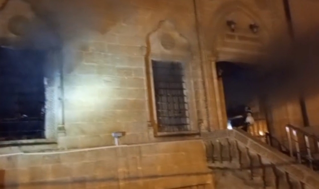 Mardin'de camide çıkan yangın söndürüldü