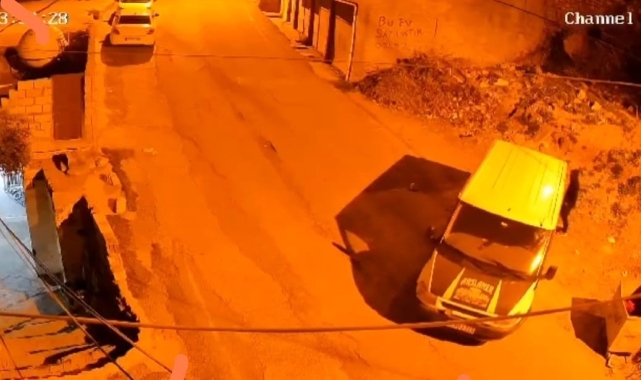 Mardin'de ilginç hırsızlık girişimi: Minibüsü ittiler ama çalamadılar