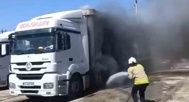 Mardin'de park halindeki iki tır alev alev yandı