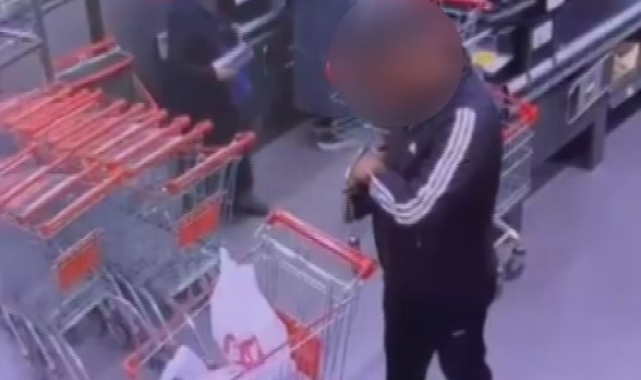 Marketteki kasiyerin cep telefonunu çalan hırsız kamerada