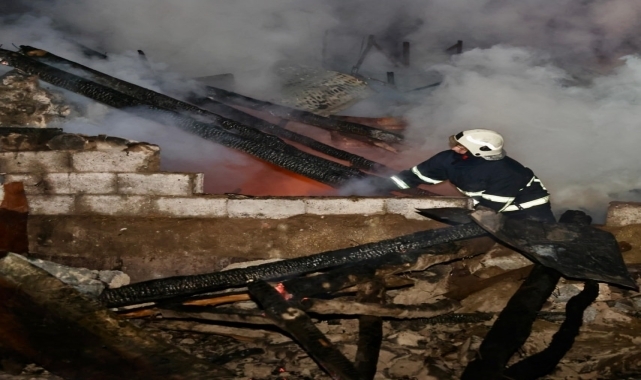 Merzifon'da müstakil evin odunluğunda çıkan yangın söndürüldü