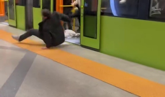 Metroda yaşlı adama hakaret etti, tekme tokat darp edilip araçtan atıldı