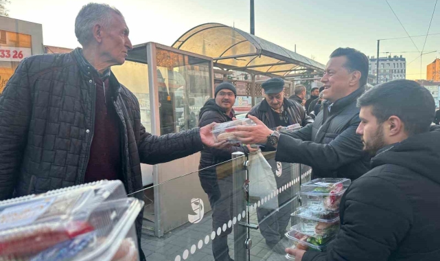 Milletvekili Hatipoğlu, vatandaşlara iftarlık ikramında bulundu