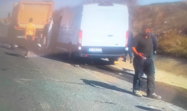 Minibüs kamyona arkadan çarptı: 1 yaralı