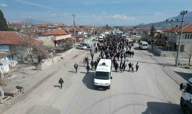 Minik Nazlı'yı son yolculuğuna tüm mahalleli birlikte uğurladı