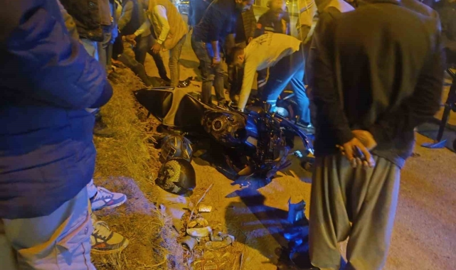 Motosiklet ile hafif ticari araç çarpıştı: 1 ölü, 1 yaralı