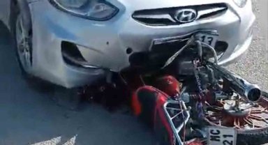 Motosiklet otomobilin altına girdi