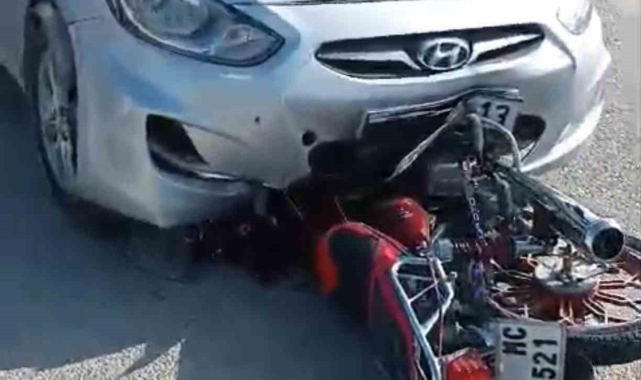 Motosiklet otomobilin altına girdi